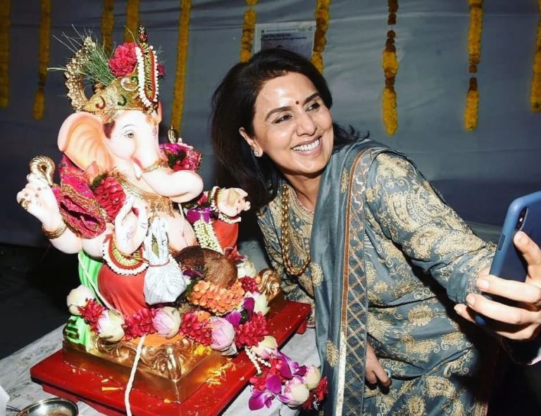 Actress Neetu Kapoor’s selfie Picture with Ganesh Idol, Viral on Social Media
