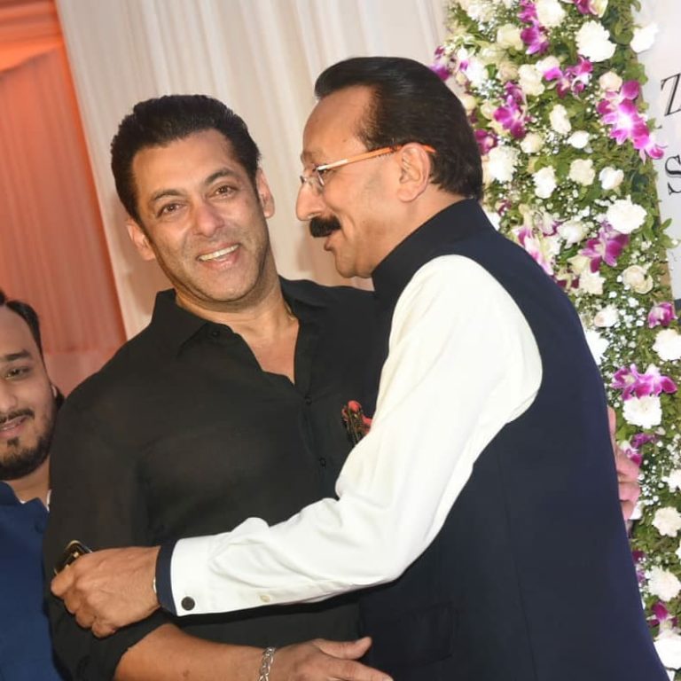 Mumbai Baba Siddique hosts Iftaar party Salman khan attends  ,First Picture on Hello Mumbai !
