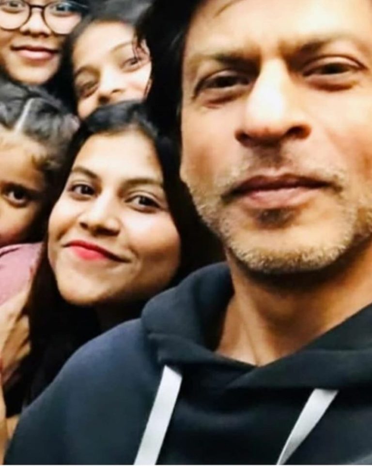 Mumbai : SRK takes Selfie with fans on his 54 th birthday ,Pictures on Hello Mumbai