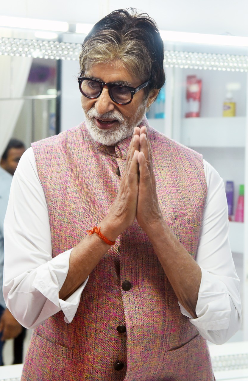 Mumbai: Amitabh Bachchan surprises the Sawant Family at the 40th Anniversary of Ankur Salon ...