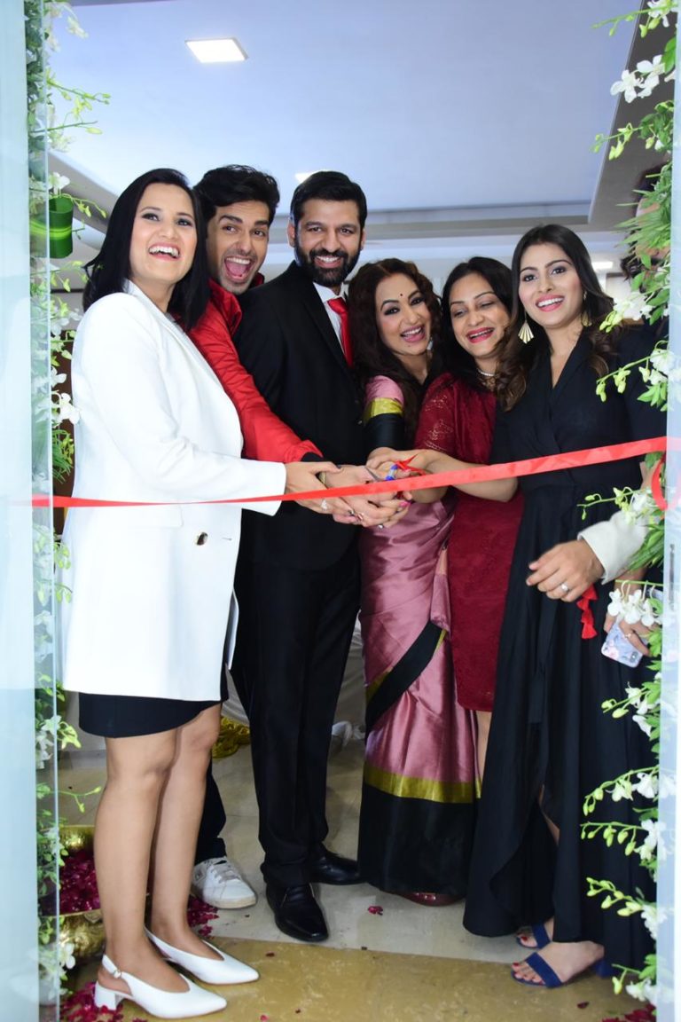 Mumbai : Mumbai actress  Aparna Dixit, Sangeeta Kapure and Rahul Sharma came together for Avanza Clinic launch,first picture here