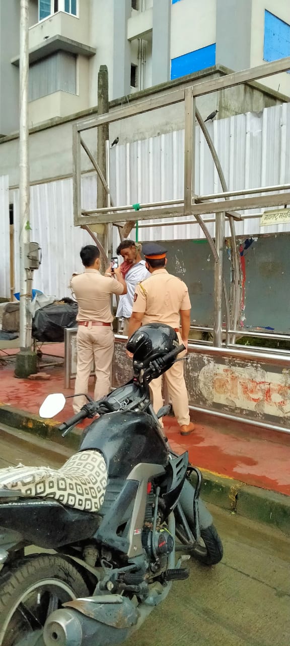 Mumbai : Man Commits Suicide Hangs Himself To Death From Roof of Bus Stop Near St. Anthony English Primary School, Bellasis Road, Nagpada, Mumbai, Today, Local Police on The Spot, More Details Awaited
