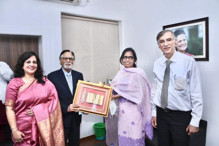 Maha Education Minister Varsha Gaikwad meets Dr.Neha Jagtiani,Principal RD National College, discusses new education policy