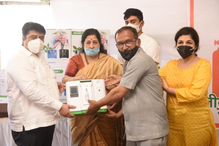 Singer Anuradha Paudwal donates 15 oxygen concentrators to hospitals in Maharashtra and Ayodhya, Uttar Pradesh