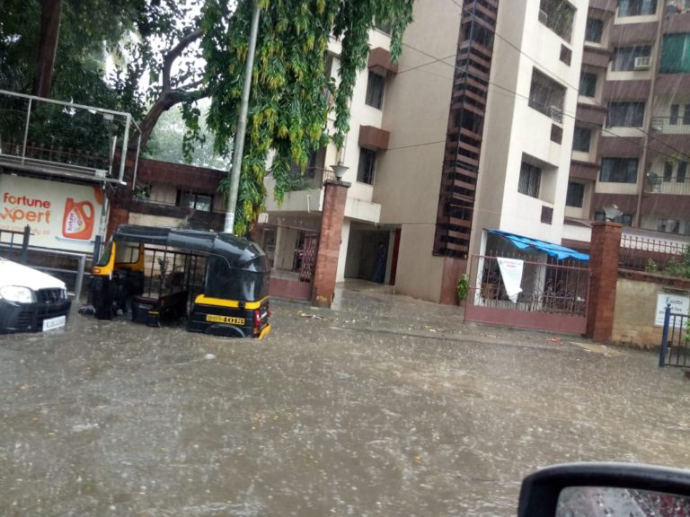 Mumbai receives its Pre-monsoon shower today; Waterlogging reported in Oshiwara , Andheri Lokhandwala areas