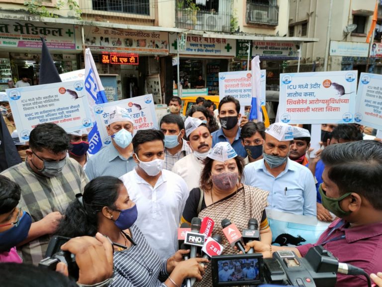 AAP protests outside Rajawadi hospital against the death of ICU patient who was bit by a rat