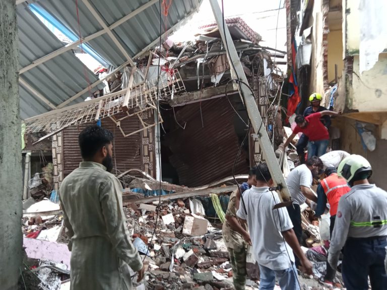 Building Collapsed in Govandi, 7 dead 3 Injured ,First picture of the Spot