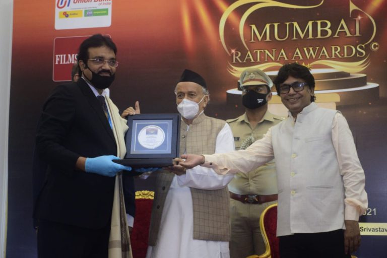 Sewree Railway Station Manager Nitesh Kumar Sinha honoured with Mumbai Ratna award at the hands of Maharashtra Governor for Swachh Bharat Abhiyan Campaign