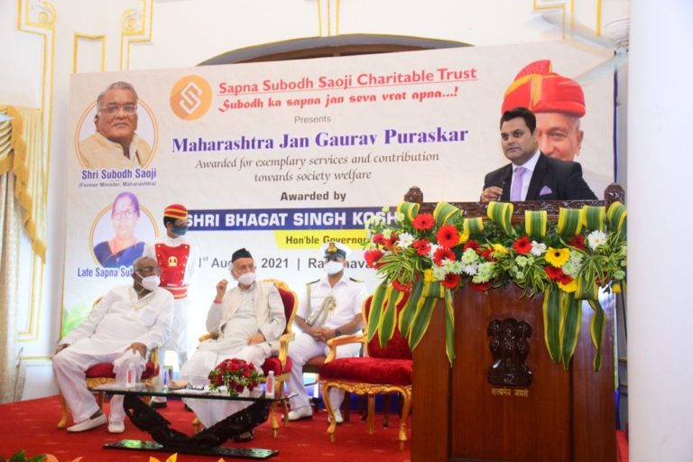Governor presents Maharashtra Jan Gaurav Puraskars at Raj Bhavan