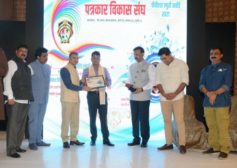 Mumbai based Senior Journalist Shahid Ansari honoured with Mumbai’s most popular awards PVS Best Digital Reporter Award.