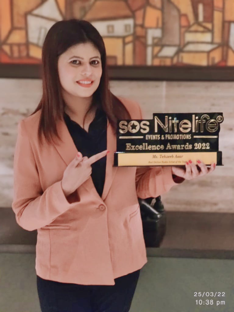 Meet Mumbai based Entertainment Entrepreneur Ms Tehzeeb Asar clings the Best Online Radio Artist of The Year at “SOS Nitelife Excellence Awards 2022”