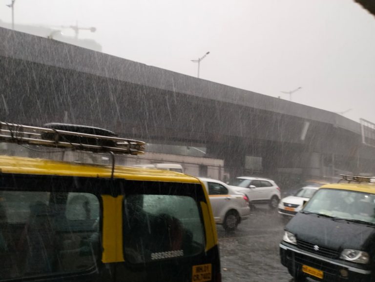Heavy rain fall in Mumbai see first picture from Bandra